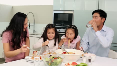 Glückliche-Familie-Beim-Gemeinsamen-Spaghetti-Abendessen