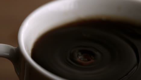 Milchtropfen-Fallen-In-Kaffeetasse