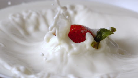 Erdbeere-Fällt-In-Ein-Glas-Milch