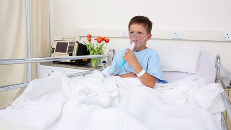 Kleiner-Kranker-Junge-Sitzt-Im-Bett-Mit-Sauerstoffmaske