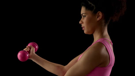 Mujer-En-Forma-En-Rosa-Haciendo-Ejercicio-Con-Pesas