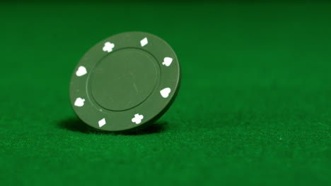 Ficha-Verde-Girando-En-La-Mesa-Del-Casino