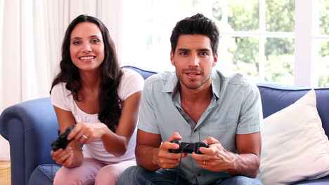 Attraktives-Paar-Spielt-Videospiele-Auf-Der-Couch