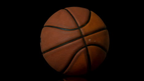 Basketball-Dreht-Sich-Auf-Schwarzem-Hintergrund