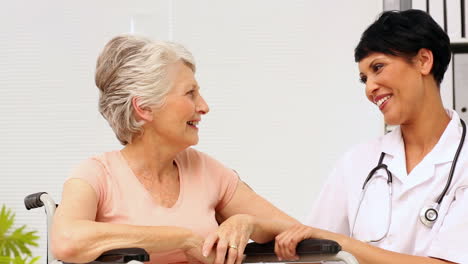 Krankenschwester-Im-Gespräch-Mit-Einem-älteren-Patienten-Im-Rollstuhl