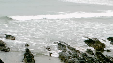 Wellen-Rollen-über-Felsen-An-Den-Strand