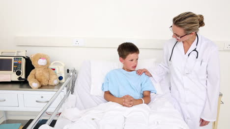 Kleiner-Kranker-Junge-Sitzt-Im-Bett-Und-Spricht-Mit-Dem-Arzt
