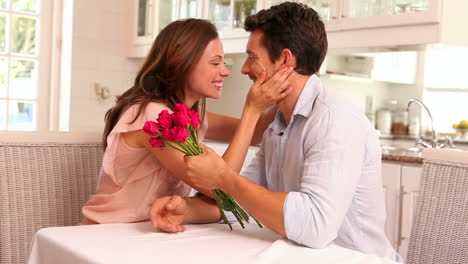 Hombre-Feliz-Dándole-Rosas-Rosadas-A-Su-Pareja