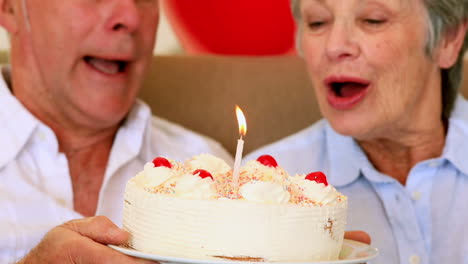 Una-Pareja-Mayor-Sentada-En-El-Sofá-Celebrando-Un-Cumpleaños