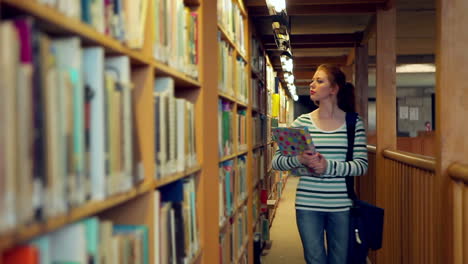 Student-Geht-Durch-Die-Bibliothek