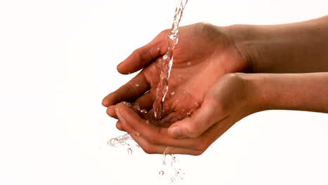 Wasser-Strömt-über-Weibliche-Hände