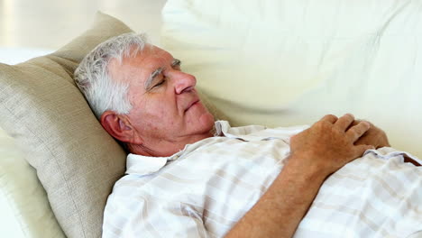älterer-Mann-Der-Auf-Der-Couch-Schläft