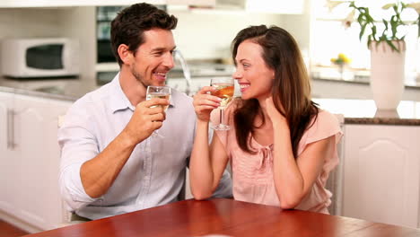 Glückliches-Paar,-Das-Zusammen-Weißwein-Trinkt