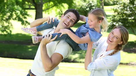 Glückliche-Eltern-Mit-Ihrem-Kleinen-Mädchen-Im-Park