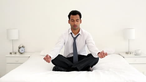 Hombre-De-Negocios-Tranquilo-Y-Guapo-Meditando