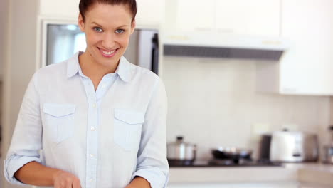 Pretty-brunette-slicing-vegetables-at-the-counter