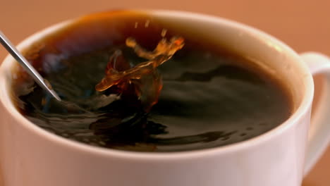 Teelöffel-Zucker-In-Kaffeetasse-Getaucht