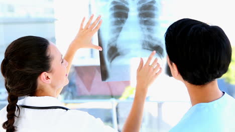 Arzt-Und-Krankenschwester-Diskutieren-Röntgen