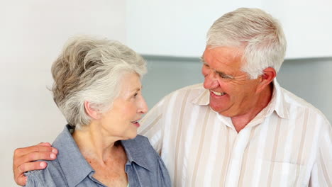 Senior-couple-preparing-a-healthy-salad