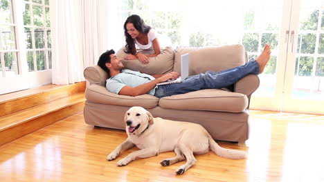 Attraktives-Paar-Entspannt-Im-Wohnzimmer-Mit-Haustier-Labrador