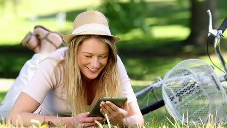 Hübsches-Mädchen-Mit-TabletPC-Neben-Ihrem-Fahrrad-Im-Park