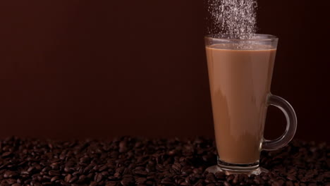 Zucker-In-Ein-Glas-Kaffee-Gießen
