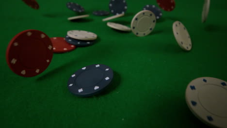 Casino-Chips-Fallen-In-Richtung-Kamera