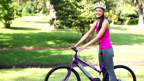 Chica-En-Forma-Yendo-A-Dar-Un-Paseo-En-Bicicleta-Por-El-Parque