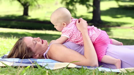 Glückliche-Mutter-Spielt-Mit-Ihrem-Kleinen-Mädchen-Im-Park