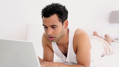 Hombre-Tranquilo-Y-Atractivo-Usando-Laptop