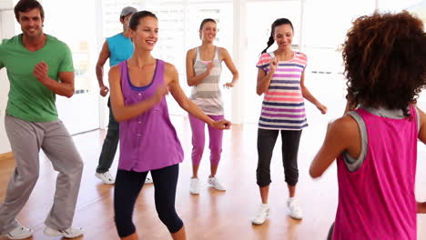 Clase-De-Zumba-Bailando-En-El-Estudio