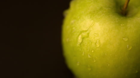 Agua-Rodando-De-Manzana-Verde