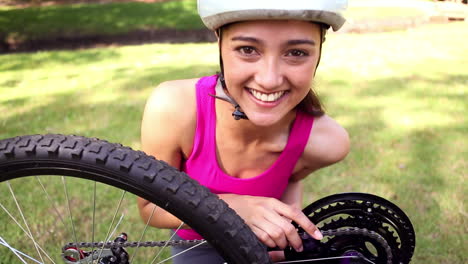 Fittes-Mädchen-Repariert-Die-Kette-An-Ihrem-Fahrrad