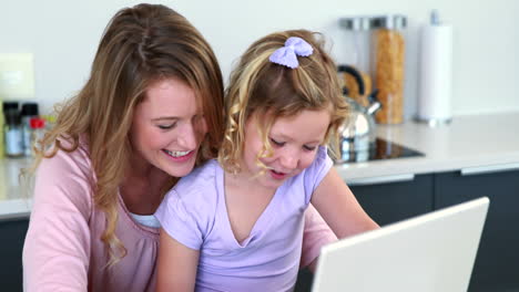 Madre-E-Hija-Usando-Laptop-Juntas