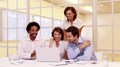 Equipo-De-Negocios-Teniendo-Una-Reunión-Y-Animando