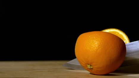 Messer-Schneidet-Orange-In-Zwei-Hälften