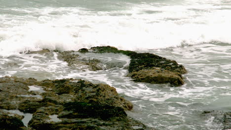 Olas-rompiendo-sobre-rocas