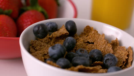 Heidelbeeren-In-Müslischale-Am-Frühstückstisch-Gießen