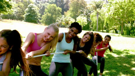 Gruppe-Fitter-Frauen,-Die-Ein-Seil-Ziehen