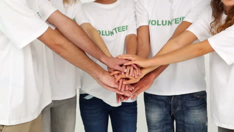 Equipo-De-Voluntarios-Juntando-Sus-Manos