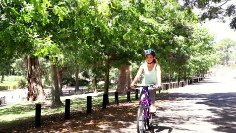 Mujer-Joven-En-Forma-Yendo-A-Dar-Un-Paseo-En-Bicicleta.