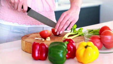 Mujer-Cortando-Tomate-En-Una-Tabla-De-Cortar