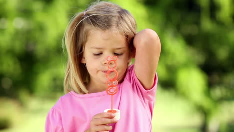 Kleines-Mädchen-Spielt-Mit-Seifenblasen-Im-Park