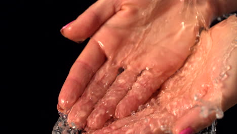 Wasser-Strömt-über-Weibliche-Hände