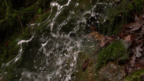 Wasserfall-Fließt-In-Der-Landschaft
