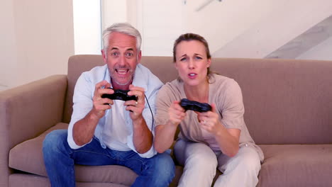 Glückliches-Paar,-Das-Videospiele-Spielt