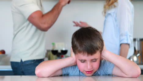 Niño-Bloqueando-El-Ruido-De-Los-Padres-Peleando