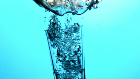 Glas-Fällt-Ins-Blaue-Wasser