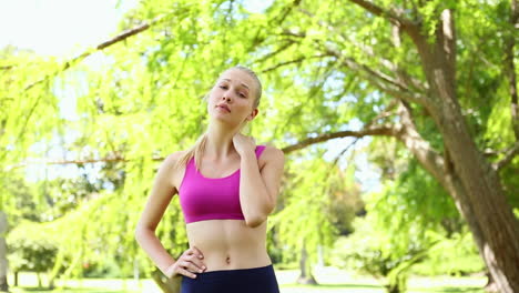 Fitte-Blondine-Geht-Im-Park-Joggen