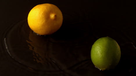 Zitrone-Und-Limette-Tropfen-Auf-Nasse-Schwarze-Oberfläche